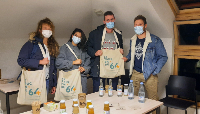 Remise des tote-bags d'accueil dans le territoire aux internes en médecine générale par Présence médicale 64 en 2021